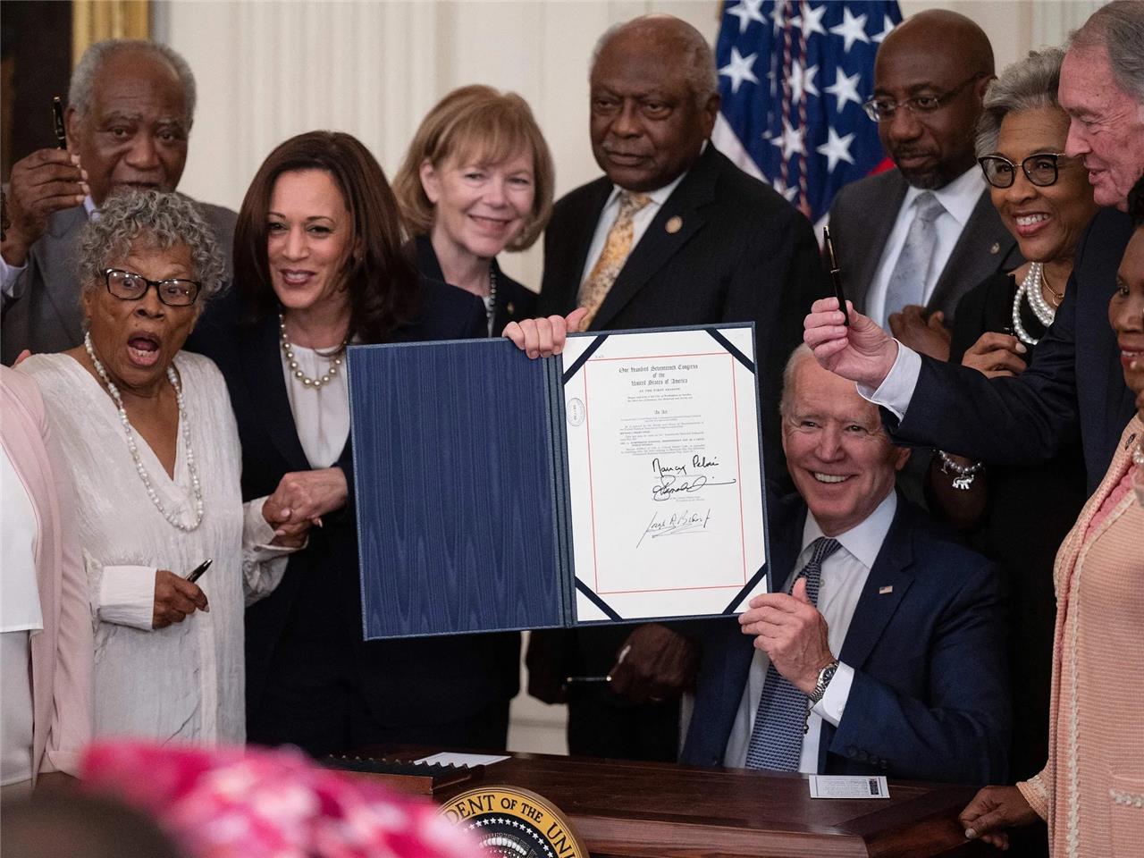 Joe Biden Signing In Juneteenth Glossy Poster Picture Photo Print Banner Conversationprints