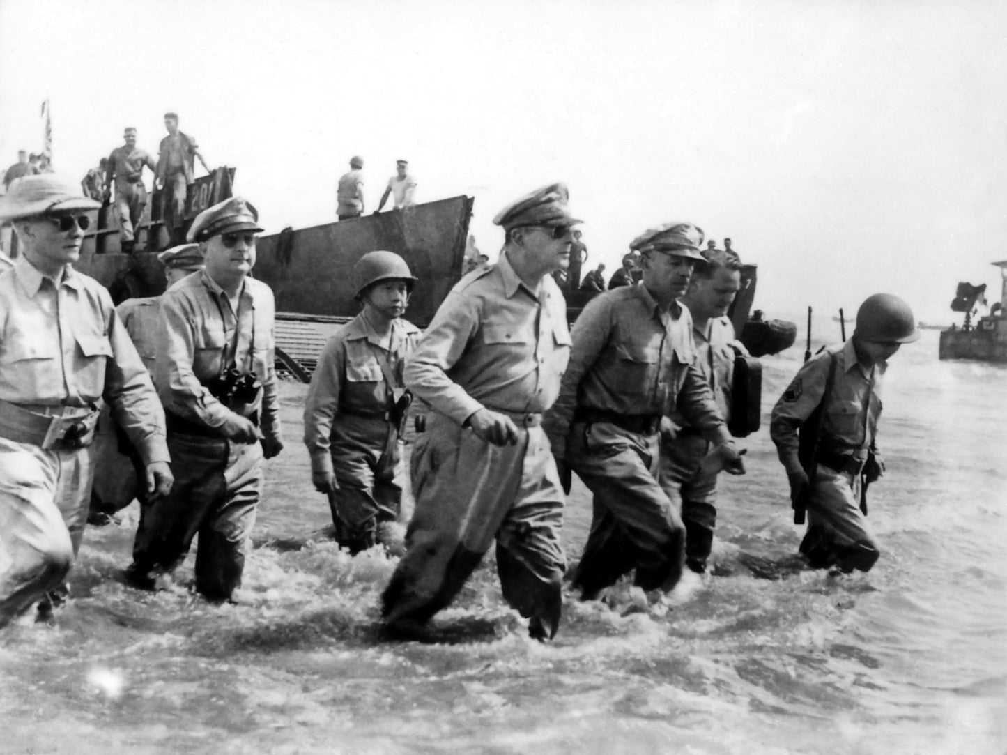 Macarthur Comes Ashore Ww2 Glossy Poster Picture Photo Print Banner Conversationprints