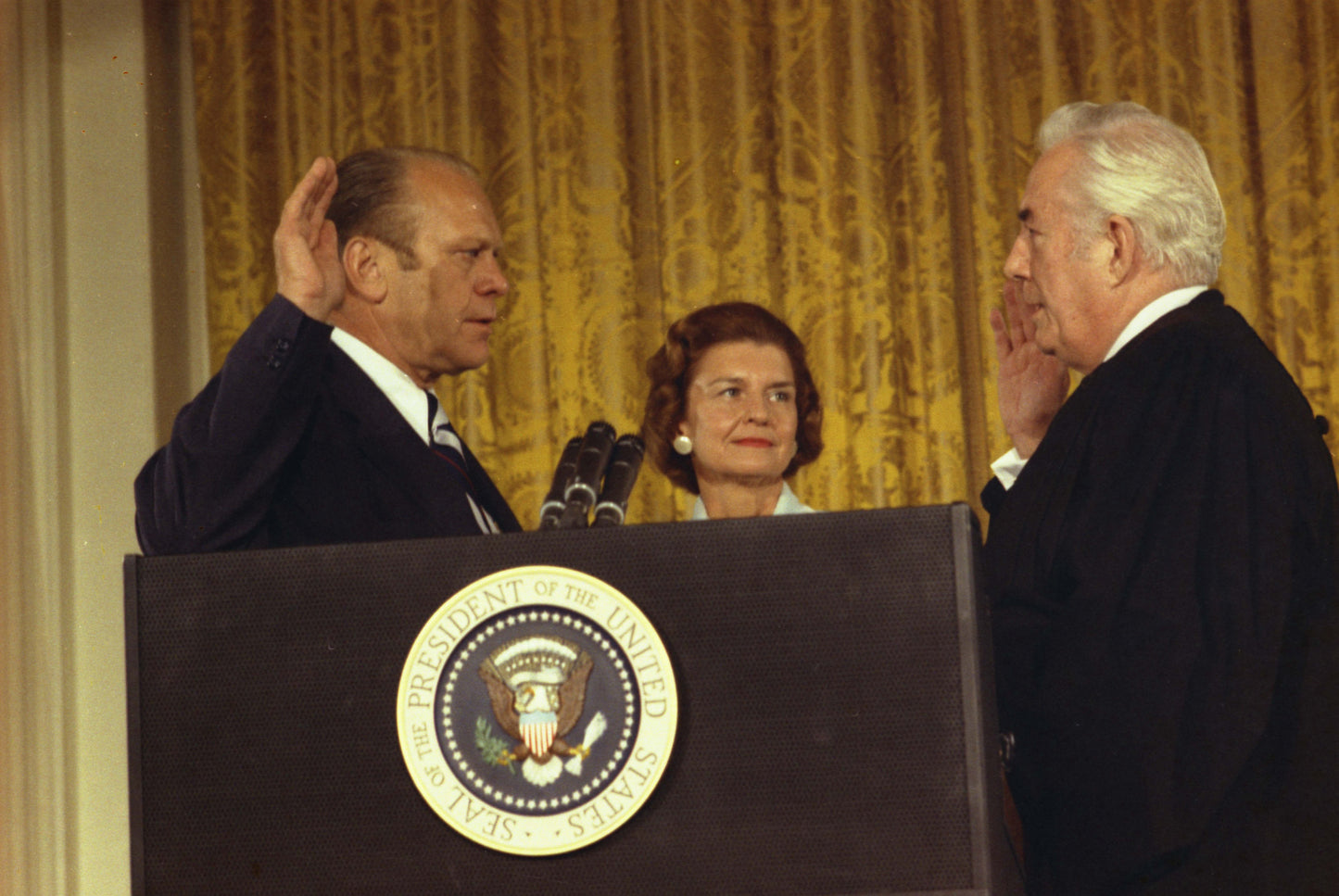 Gerald Ford Sworn In Photo 1974 Glossy Poster Picture Photo Print Banner Conversationprints